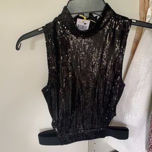 New bcbg crop top w cutout w sequin